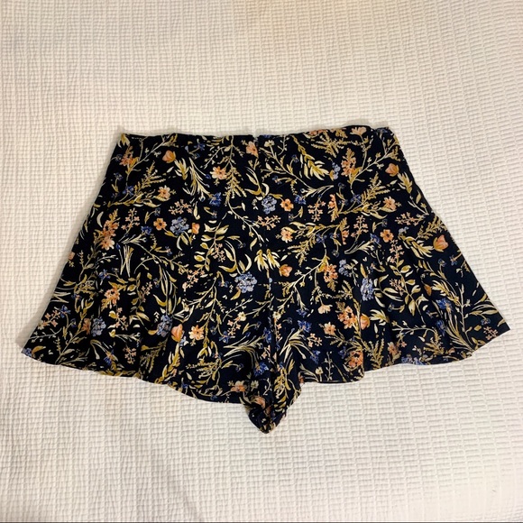 Urban Outfitters Black Floral Print Flowy Shorts - Picture 5 of 5
